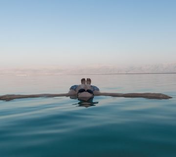 Springen, maar niet zinken waarom je blijft drijven in de Dode Zee